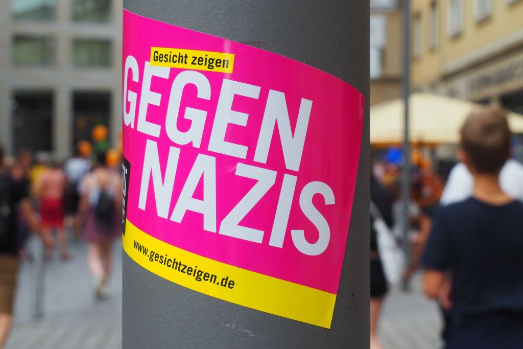 "Gegen Nazis" Aufkleber von GEsicht Zeigen! an einem Laternenpfahl