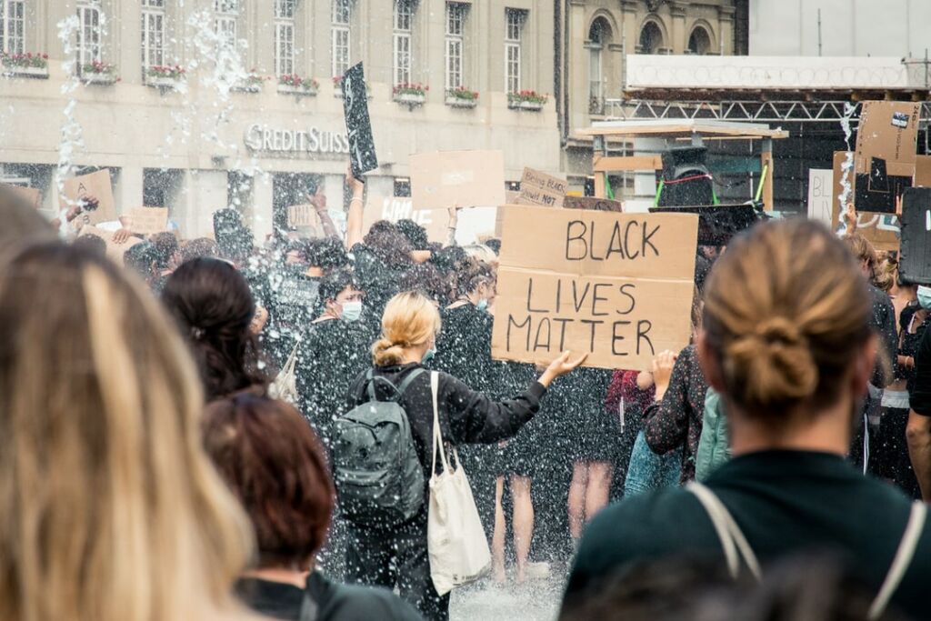 Personen auf einer Demonstration für black lives matter