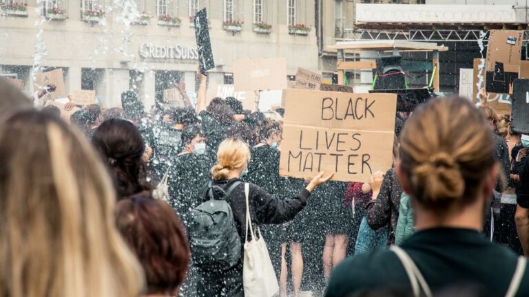 Personen auf einer Demonstration für black lives matter