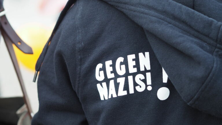 Gegen Nazis! steht auf einem Kleidungsdstück