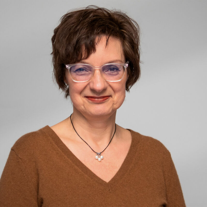 Porträt von Rebecca Weis. Sie ist Co-Geschäftsführerin und Vorstandsmitglied von Gesicht Zeigen! Für ein weltoffenes Deutschland e.V.