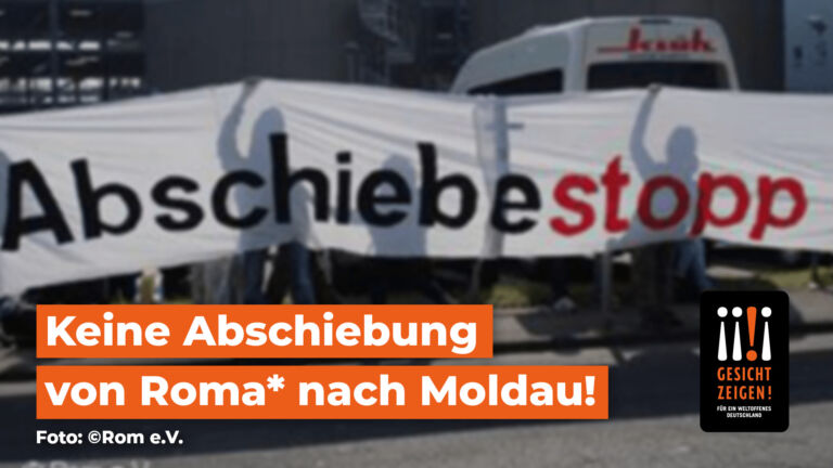 Demonstrant*innen alten ein Transparent "Abschiebestopp" - Wir fordern keine Abschiebung von Roma* nach Moldau