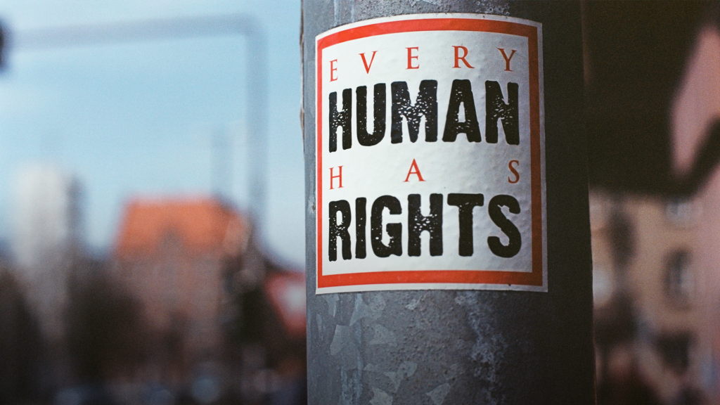 Auf einem Sticker an einem Mast steht: Every Human has Richts