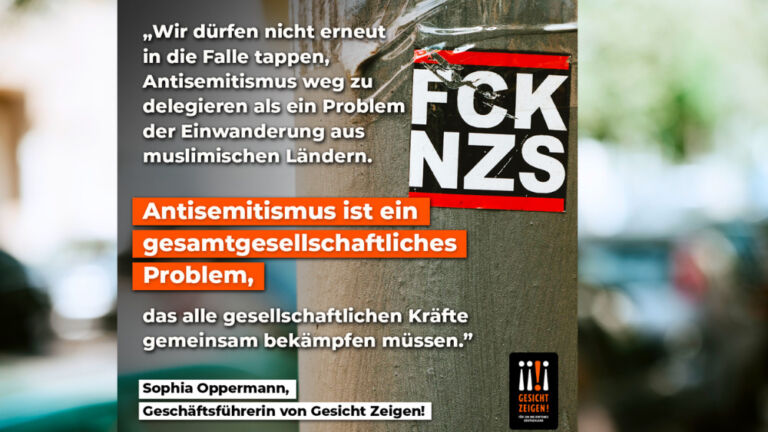 Auf einem Baum klebt ein Sticker FCKNZS. Auf dem Bild steht: „Wir dürfen nicht erneut in die Falle tappen, Antisemitismus weg zu delegieren als ein Problem der Einwanderung aus muslimischen Ländern. Antisemitismus ist ein gesamtgesellschaftliches Problem, das alle gesellschaftlichen Kräfte gemeinsam bekämpfen müssen“, so Geschäftsführerin Sophia Oppermann von Gesicht Zeigen!.