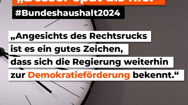 Auf dem Bild einer Uhr steht: "Besser spät als nie" #Bundeshaushalt2024. „Angesichts des Rechtsrucks ist es ein gutes Zeichen, dass sich die Regierung weiterhin zur Demokratieförderung bekennt.“ Sophia Oppermann & Rebecca Weis, Geschäftsführung Gesicht Zeigen!