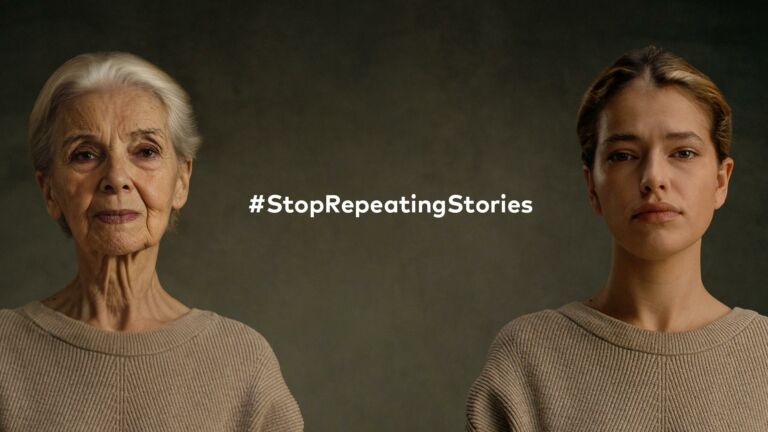 Recht blickt eine äalte Frau in die Kamera, links die gleiche PErson, aber viel jünger zwischen den beiden steht #stoprepeatingstories