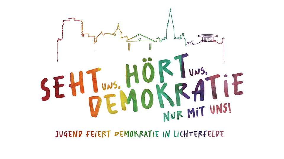 Auf der Grafik steht in bunten Buchstaben: Seht uns, hört uns, Demokratie nur mit uns. Jugend feiert Demokratie in Lichterfelde.
