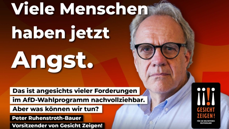 Grafik mit einem Porträt von Peter Ruhenstroth-Bauer, dem Voristzenden von Gesicht Zeigen!. Vor einem orange-roten Hintergrund. Links steht groß: „Viele Menschen haben jetzt Angst.“ Darunter: „Das ist angesichts vieler Forderungen im AfD-Wahlprogramm nachvollziehbar. Aber was können wir tun?“ Rechts unten ist das Logo von „Gesicht Zeigen! Für ein weltoffenes Deutschland“ zu sehen.
